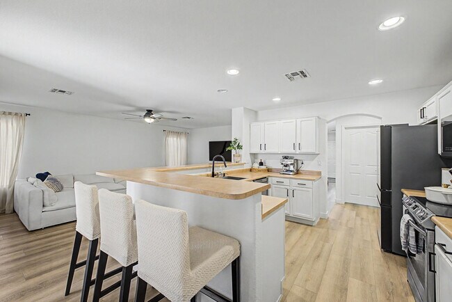 Building Photo - 15923 W Marconi Ave