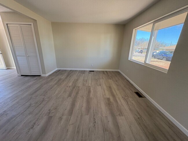 Building Photo - 2 Bed 1 Bath Home in Security!