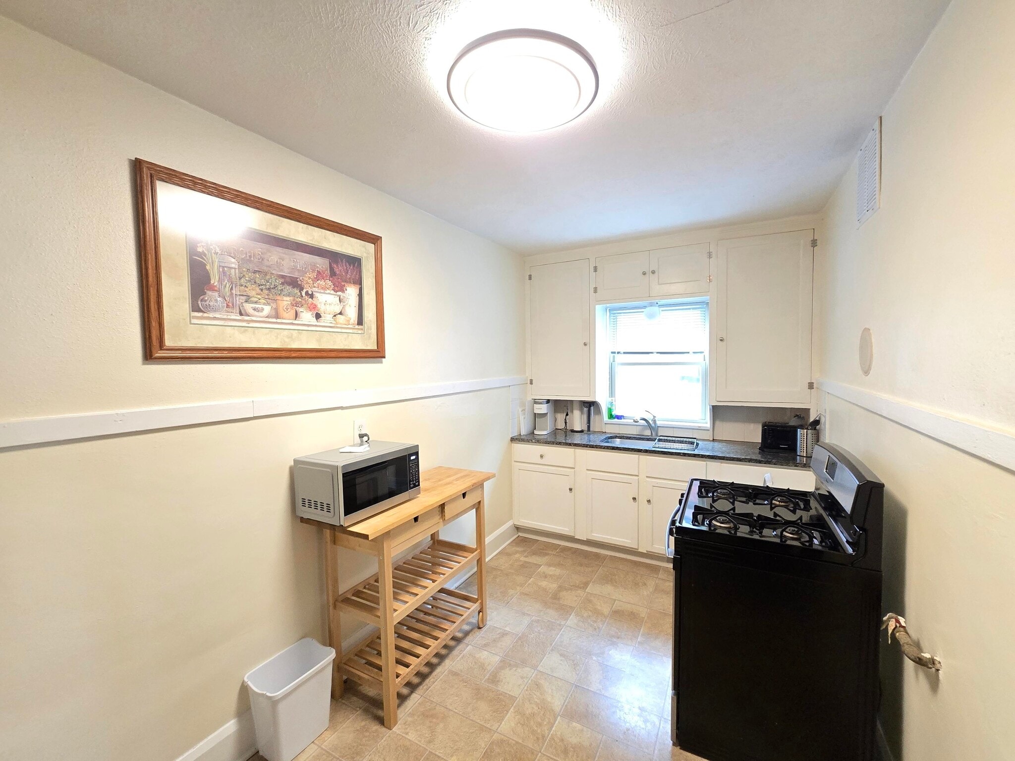 Building Photo - 1913 Douglas St