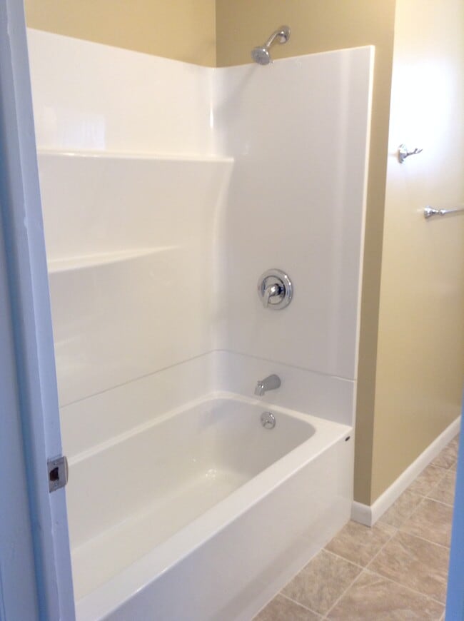 Building Photo - 1229 W Arrowhead Rd