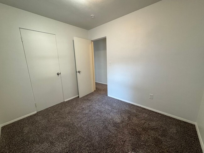 Building Photo - Now Renting in Springfield: 3 Bed and 1 Ba...