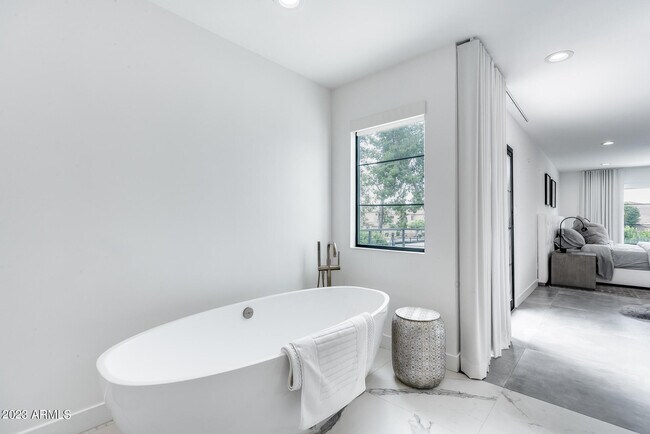 Building Photo - 8618 N Timberlane Dr