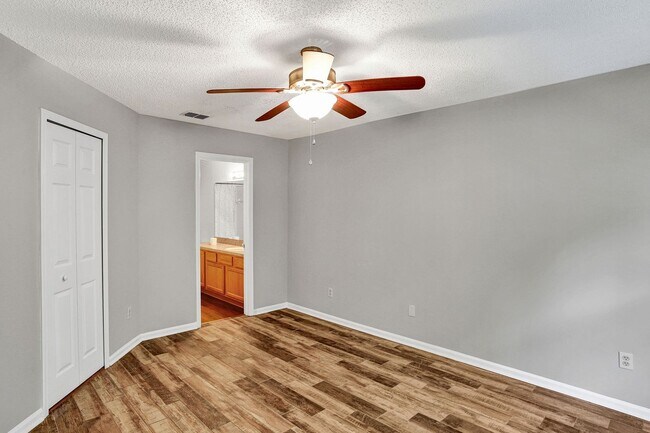 Building Photo - 3 bedroom/ 2 bathroom condo in gated Southern Bridge in ST Johns!