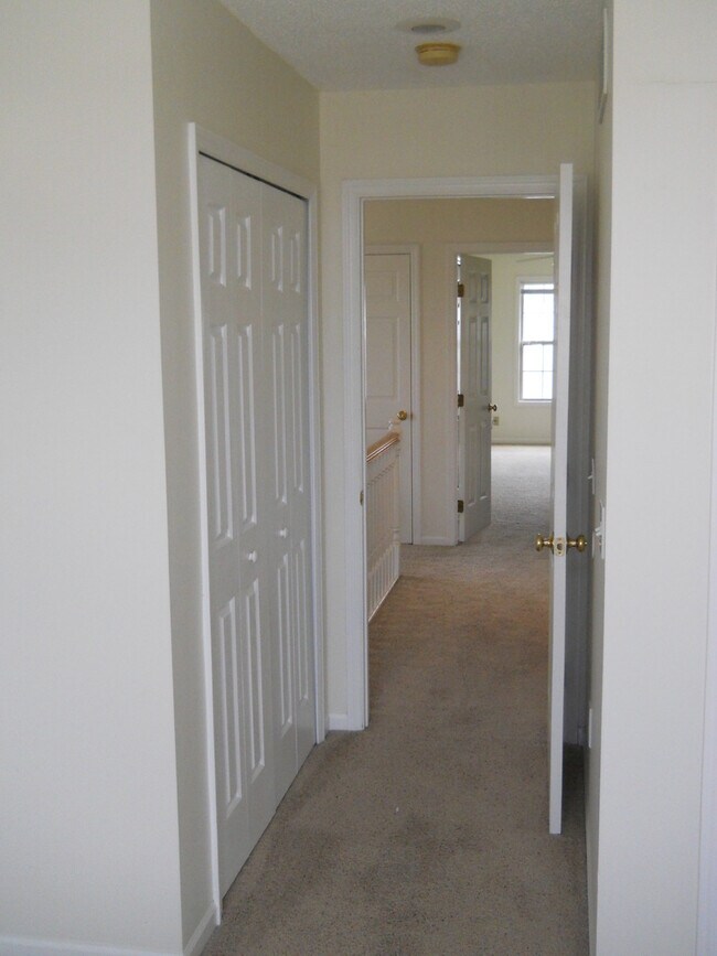 Building Photo - 911 Jasmine Dr