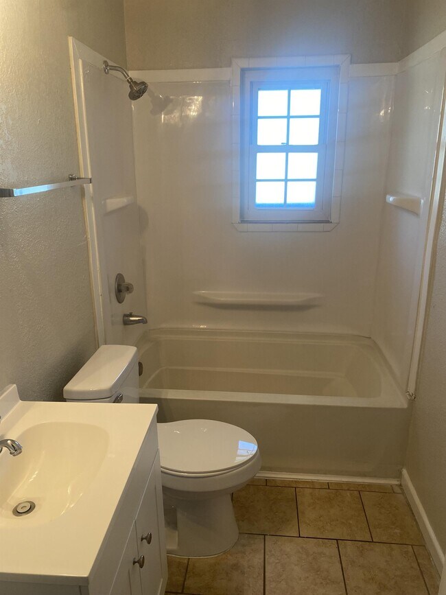 Building Photo - 119 Cox Dr