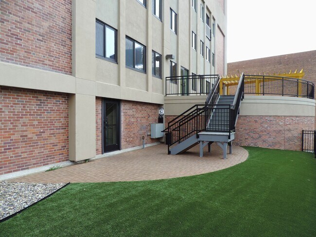 Building Photo - Stylish 1-Bed • 819 Sq. Ft. • Free Interne...