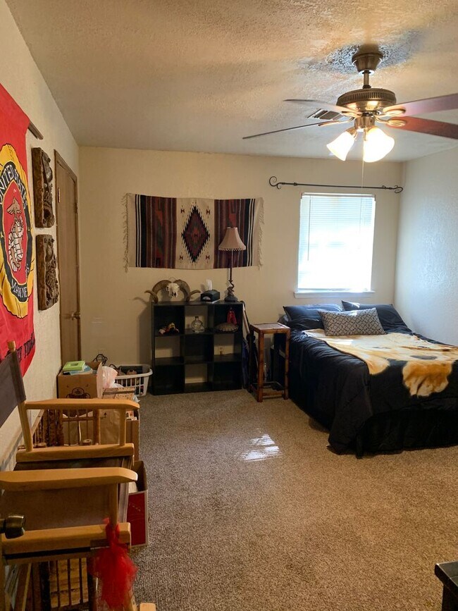 Building Photo - Duplex with massive bedrooms and living area!