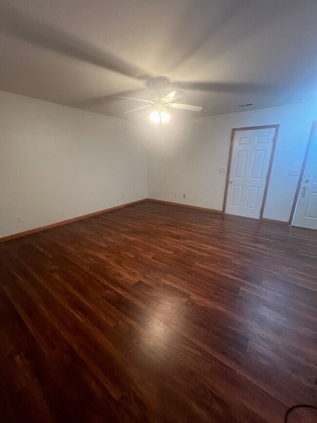 Building Photo - Move in Ready!