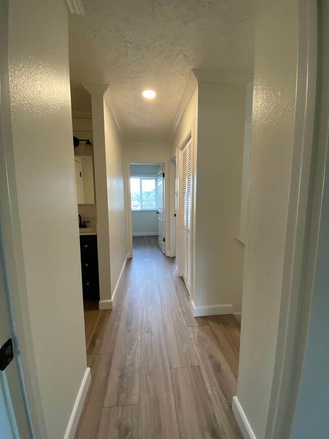 Building Photo - Tastefully Renovated Townhouse Available t...