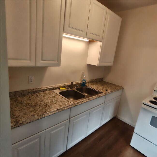 Building Photo - 145 Floral Ave