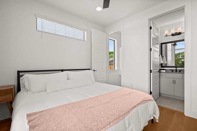 Building Photo - 1006 Winsted Ln