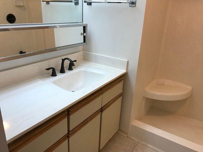 Building Photo - Royal Capitol Plaza 1 bedroom unit