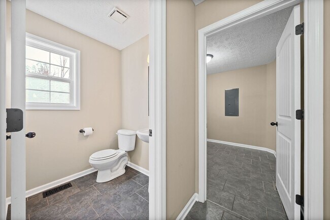 Building Photo - Pet Friendly Four Bedroom!