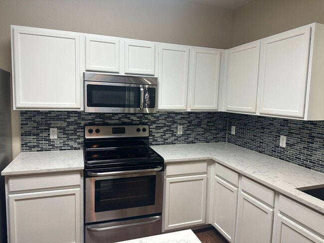 Building Photo - Modern 3/BR 2.5/BA Home with Stylish Kitch...
