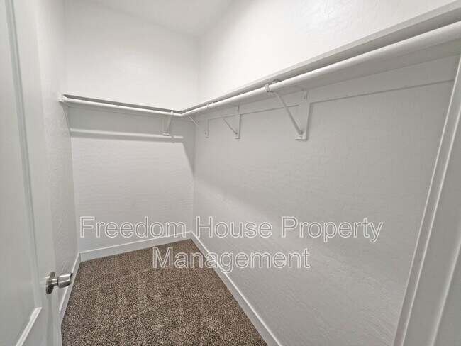 Building Photo - 1121 Sixshooter Ave