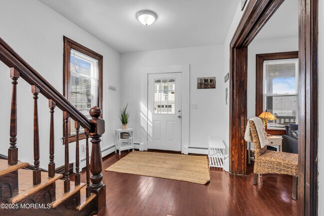 Building Photo - 6 Center St