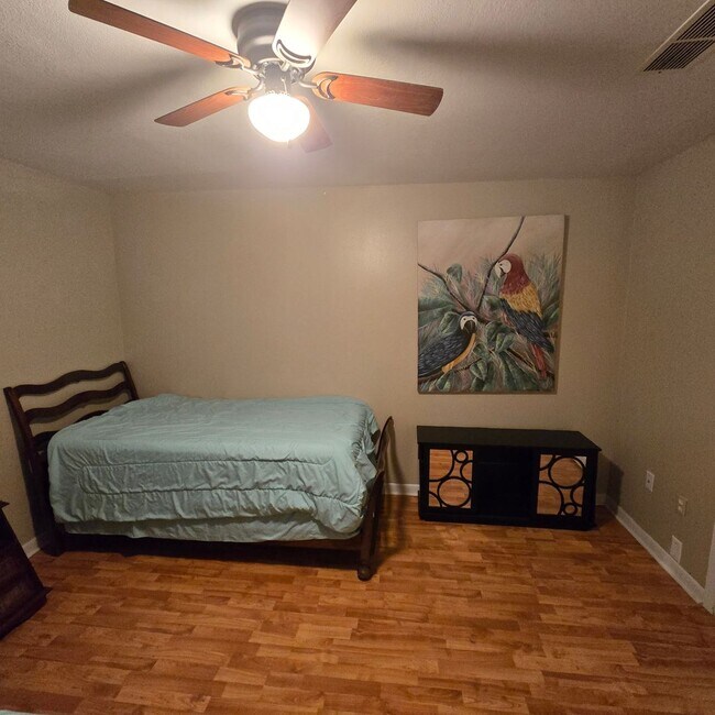 Building Photo - 2/1.5 Townhouse with Water, Trash, Sewer, ...