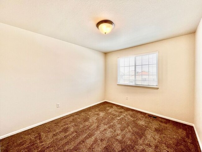 Building Photo - Spacious 3 Bedroom, 2.5 Bathroom Just Sout...