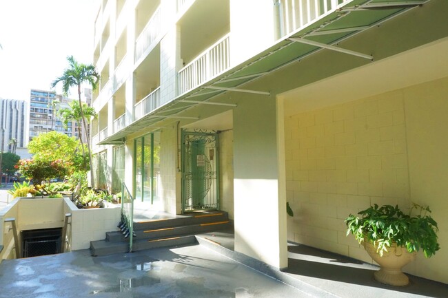 Building Photo - Cozy, Pet Friendly, Waikiki Studio