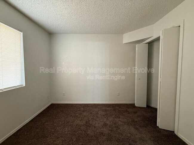 Building Photo - 533 W Guadalupe Rd