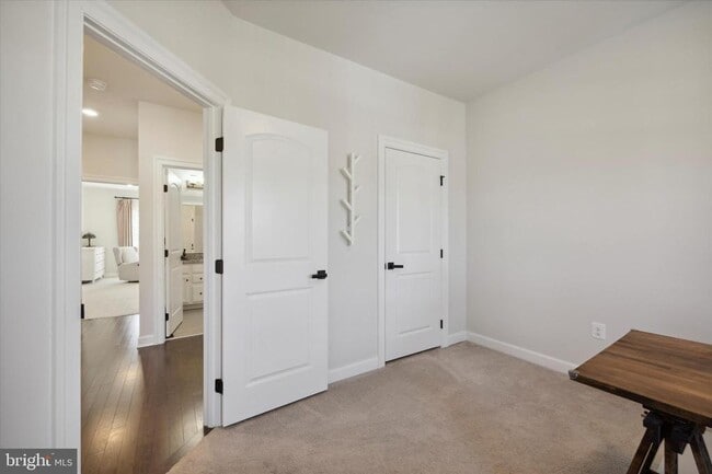 Building Photo - 831 Stonecliffe Rd