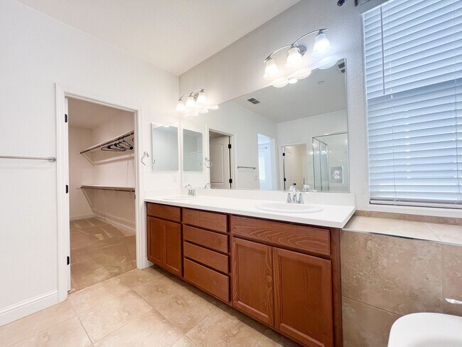 Building Photo - Spacious 4 Bd 3 Bath Home in Elk Grove