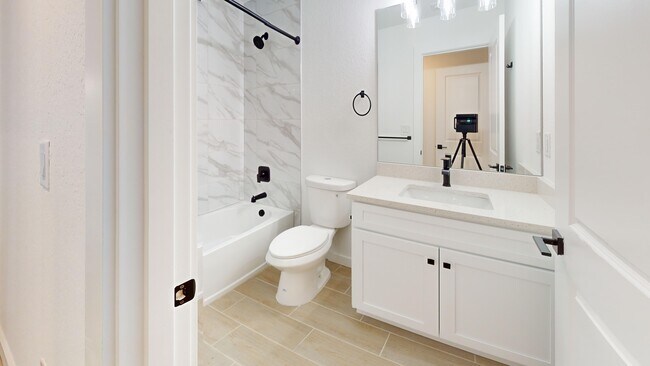 Building Photo - 2028 NE 6th Ave