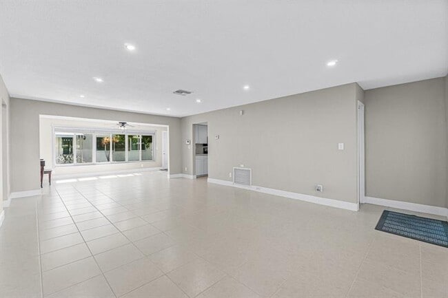 Building Photo - 330 S Golf Blvd