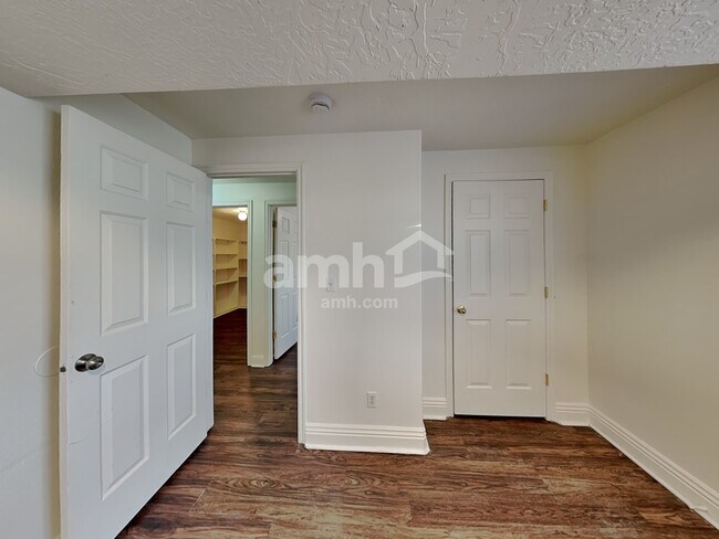 Building Photo - 651 Saddlebrook Dr