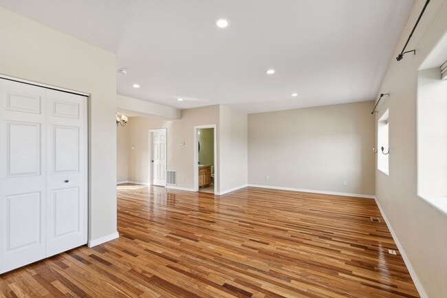 Building Photo - Spacious Sun-filled 3 bed 2.5 Bath Townhouse