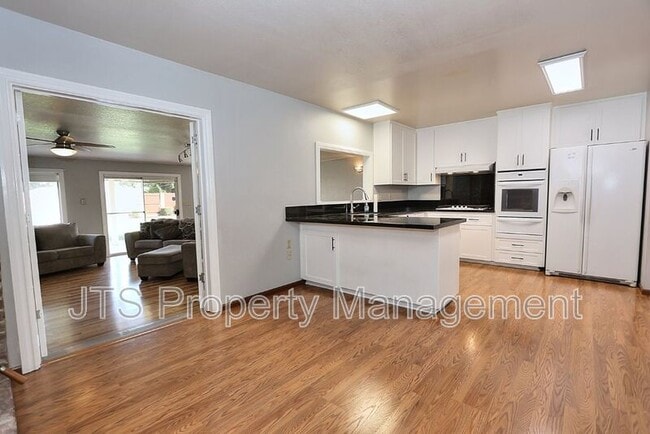 Building Photo - 2128 W La Loma Dr