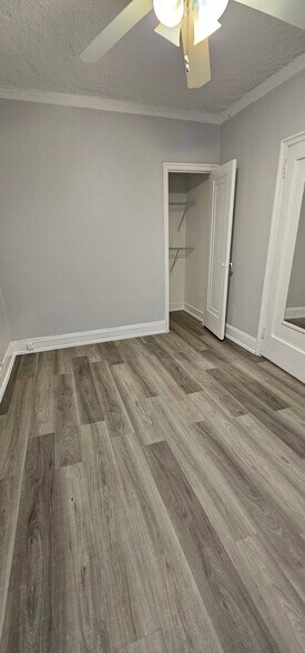 Building Photo - 429 W Wellington Ave