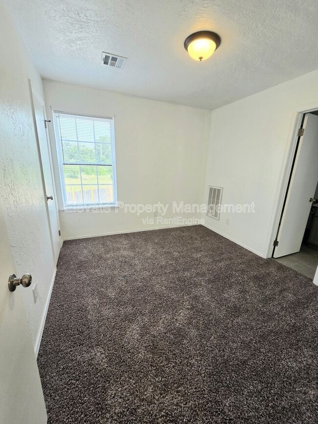 Building Photo - 530 Westwood Ct