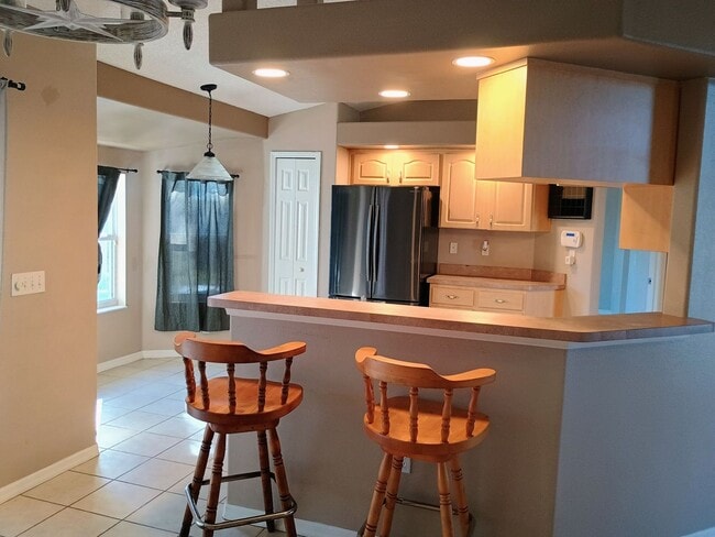 Building Photo - 3 bedroom 2 bathroom Fenced in yard