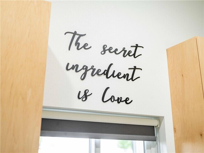 Building Photo - 352 W 5th St