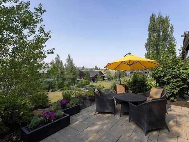 Building Photo - Spacious Tetherow Home with Community Amenities