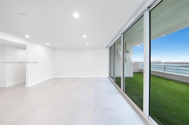 Building Photo - 555 NE 34th St