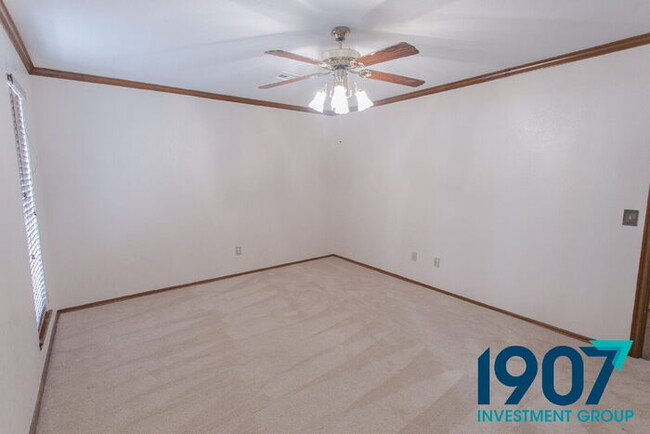 Building Photo - Three-Bedroom Home in Moore Schools