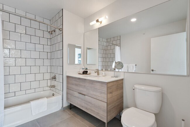 Building Photo - 823 N Clark St