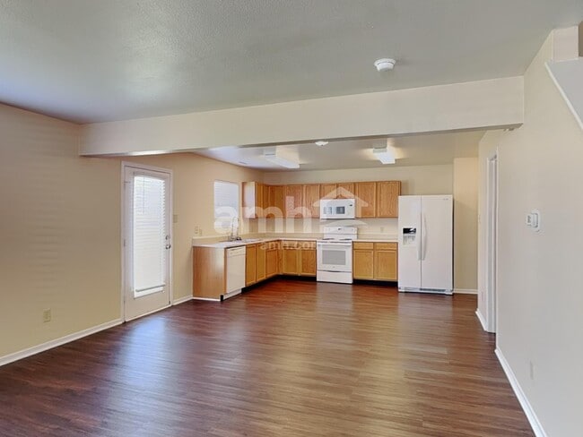 Building Photo - 3347 Hemlock St