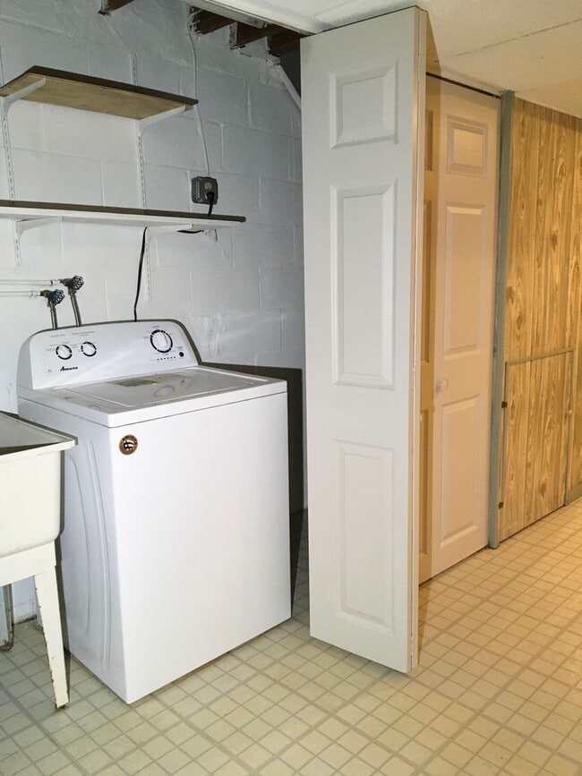 Building Photo - Fantastic 3 Bedroom EOG Townhome with Parking Pad in Parkville!