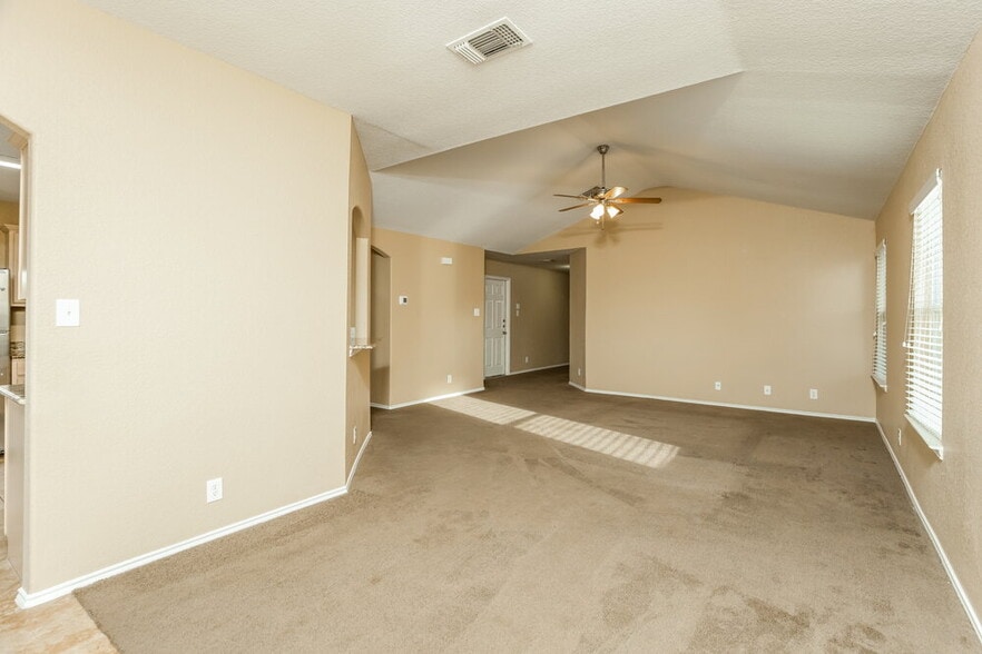 Building Photo - 135 Woodstone Loop