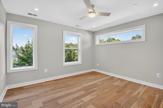 Building Photo - 5310 Cathedral Ave NW