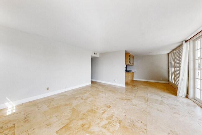 Building Photo - 242 Avenida Lobeiro