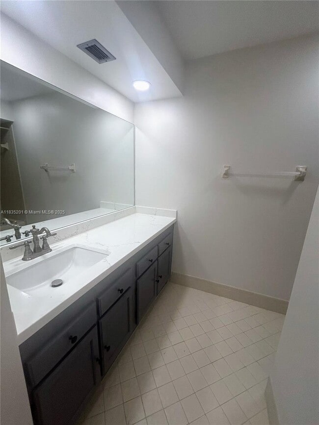 Building Photo - 454 N Laurel Dr