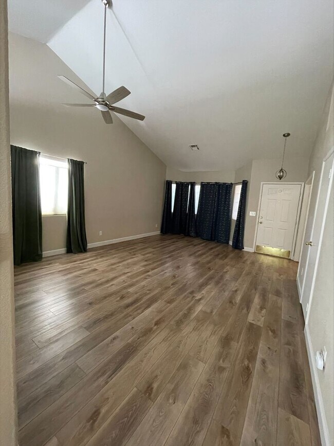Building Photo - 3 Bedroom 2 Bath Home Off Durango