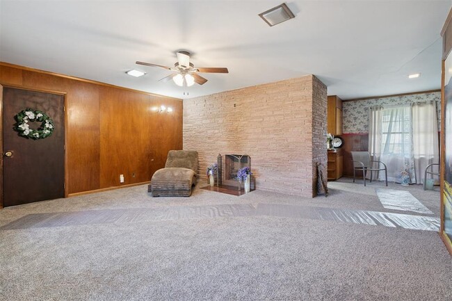 Building Photo - 2200 US-81