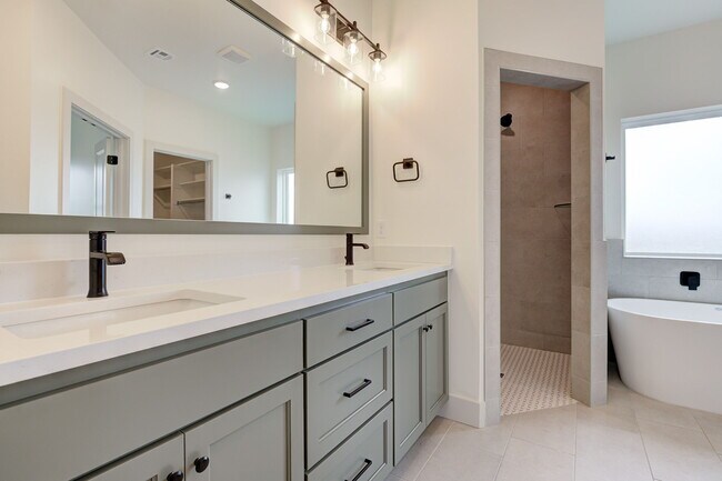 Building Photo - 2116 Josslyn Pl