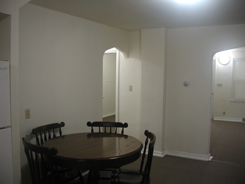 Building Photo - 241 E Ronning Ave