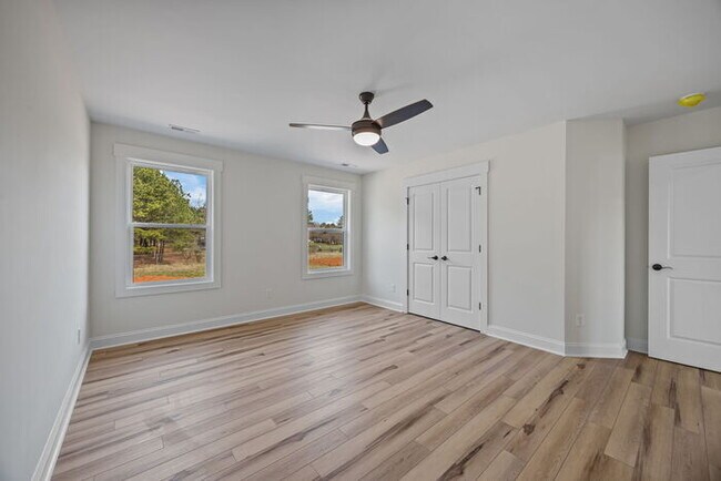 Building Photo - 387 Lake Farm Dr